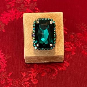 Gorgeous Sorrelli Emerald cut adjustable ring emerald green.